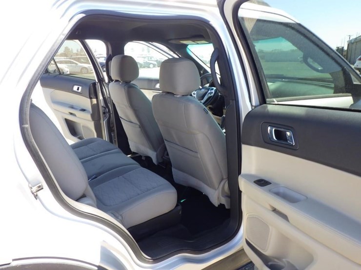 2015-ford-explorer-image-8