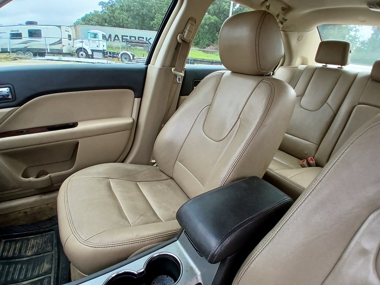 #20656-•-2012-ford-fusion-passenger-car-image-26
