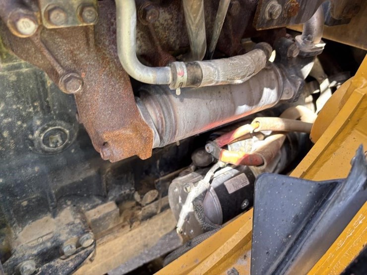 2019-deere-210l-image-46