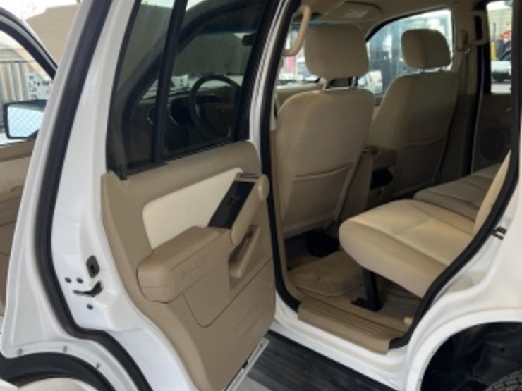 2008-ford-explorer-xlt-image-23