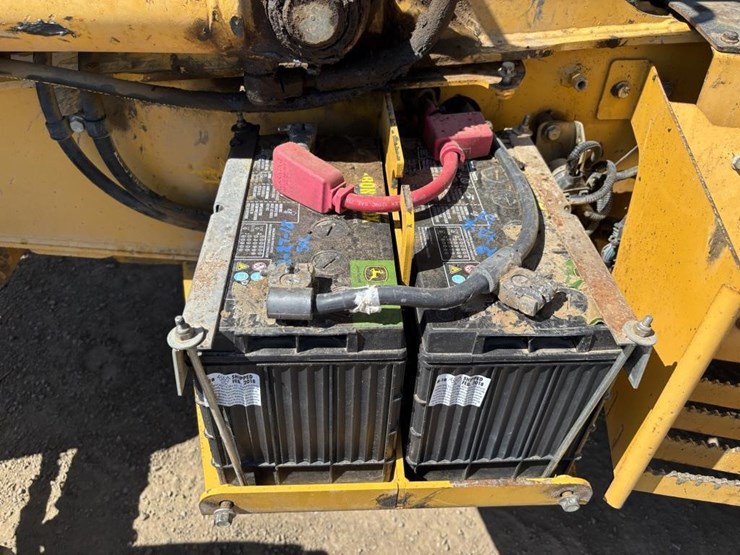 2014-deere-210k-image-52