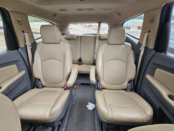 2011-chevrolet-traverse-image-32