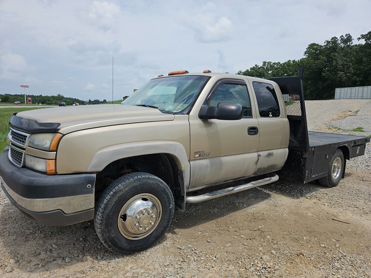2005-chevrolet-silverado-3500-image-2
