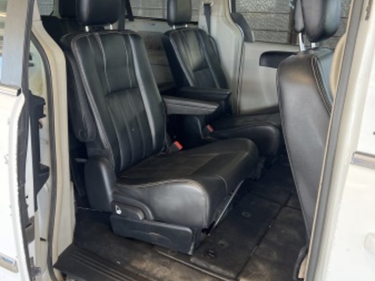 2014-chrysler-town-&-country-image-10