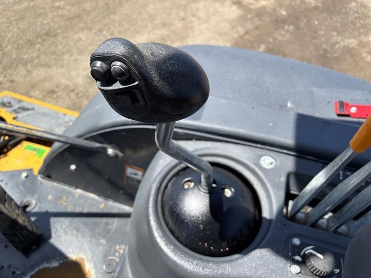 2021-deere-210l-image-35