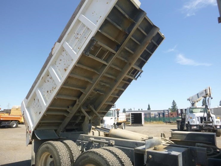 2009-sterling-lt9500-image-11
