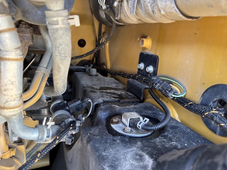 2016-caterpillar-259d-image-43
