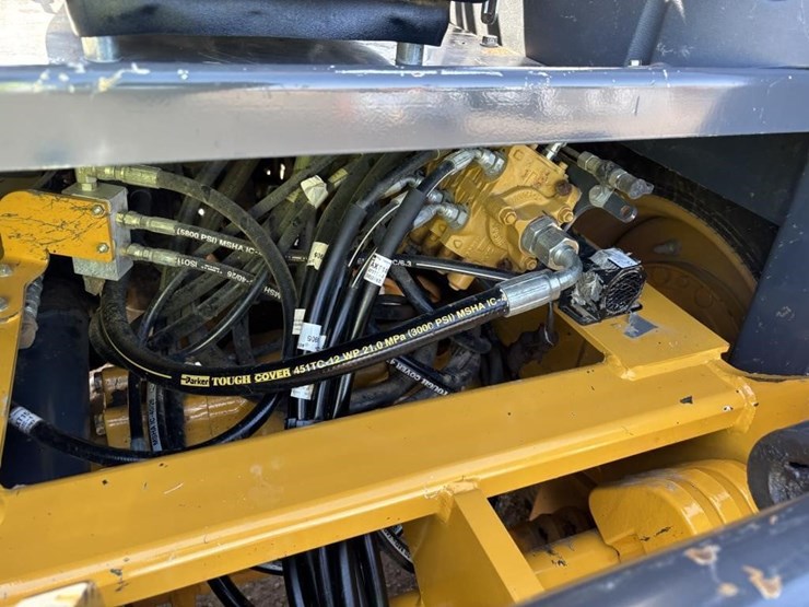 2019-deere-210l-image-23