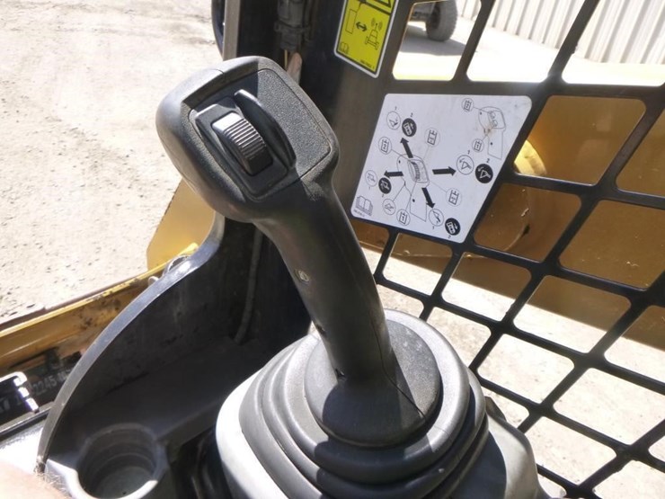2019-caterpillar-249d-image-18