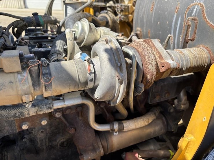 2021-deere-210l-image-46