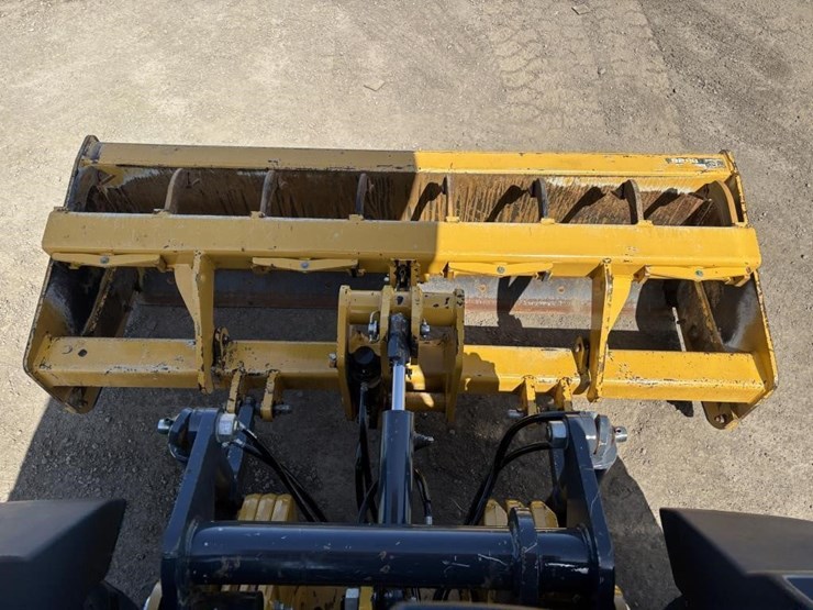 2019-deere-210l-image-39