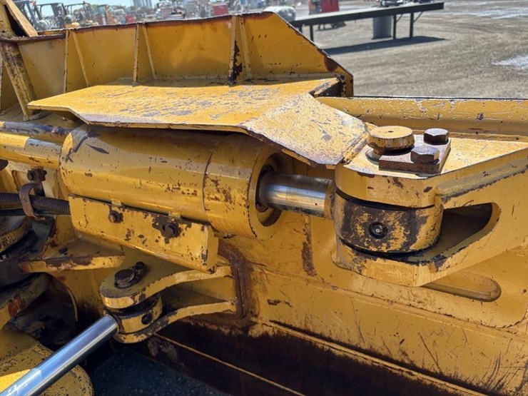 2006-caterpillar-d6n-image-13