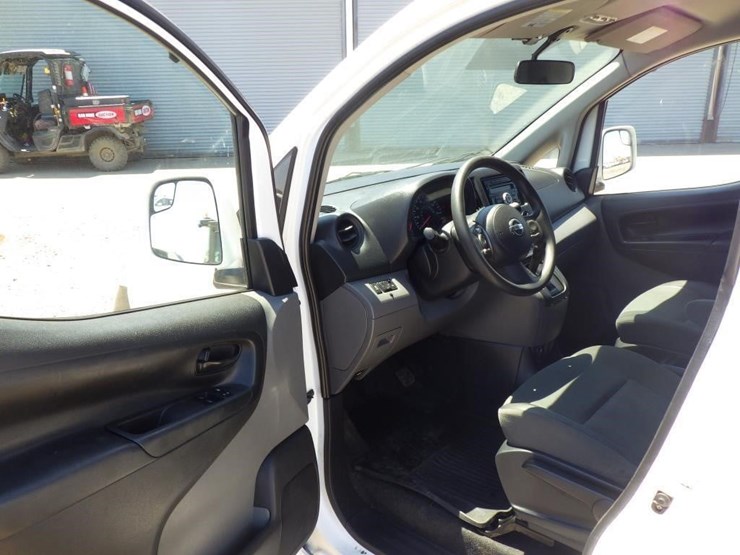 2013-nissan-nv200-image-5