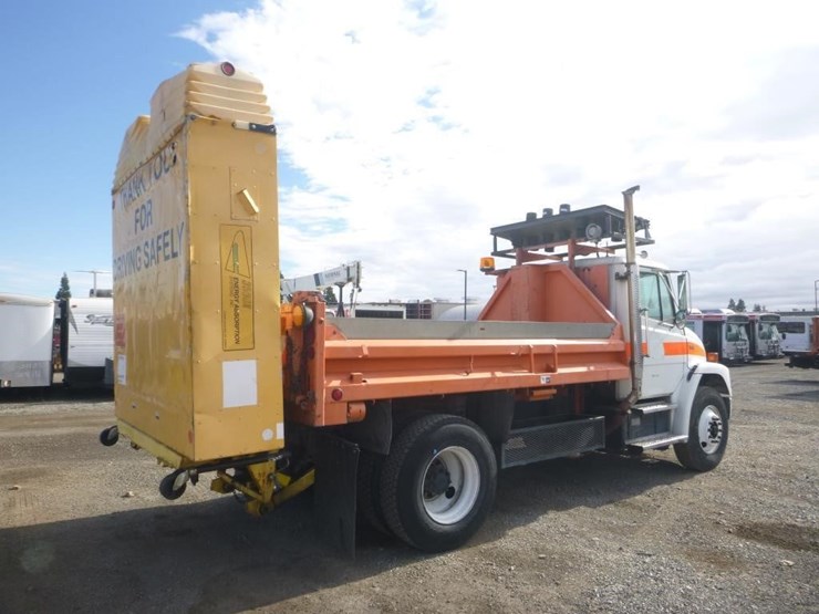 2001-freightliner-fl70-image-3