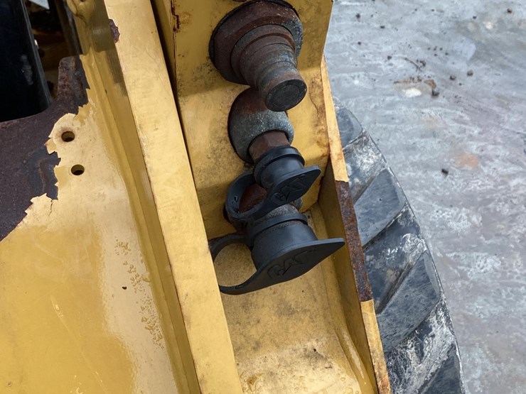 2019-caterpillar-236d-image-11