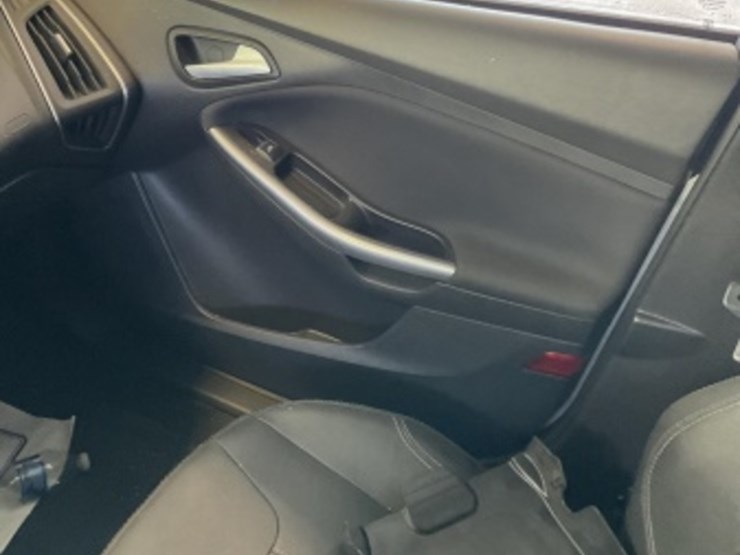 2014-ford-focus-sdn-image-19