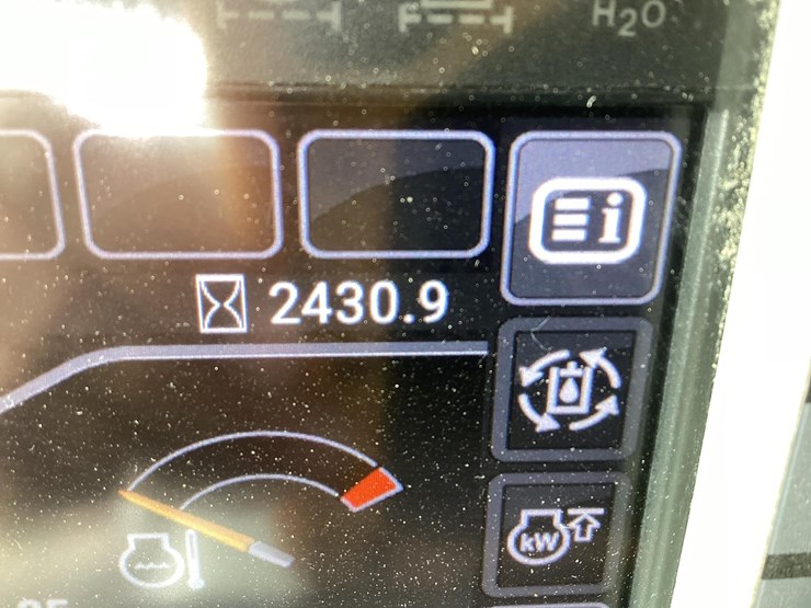 2019-caterpillar-440-image-19