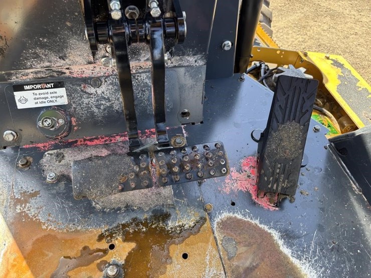 2019-deere-210l-image-40