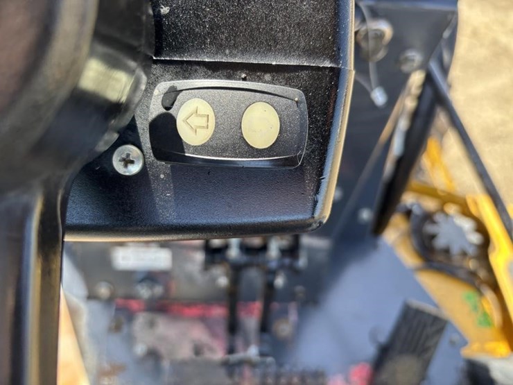 2019-deere-210l-image-33