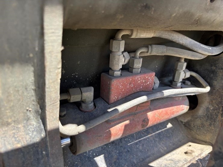 2004-caterpillar-th560b-image-12