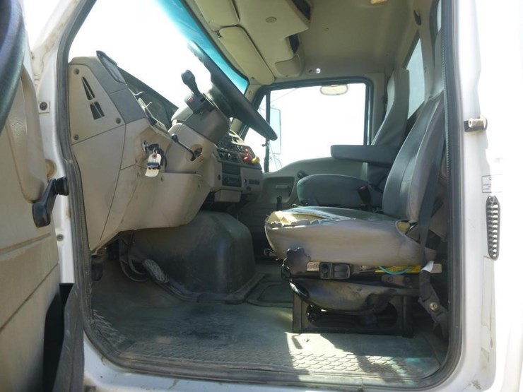 2009-sterling-lt9500-image-13