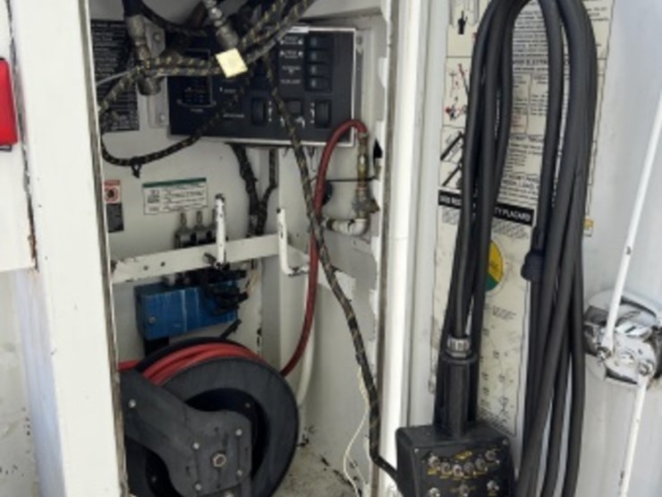 2011-peterbilt-337-image-17