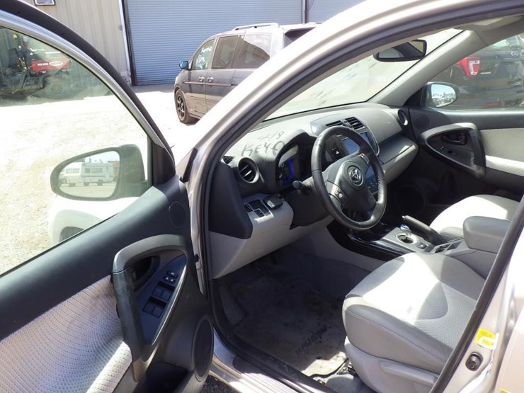 2014-toyota-rav4-image-5
