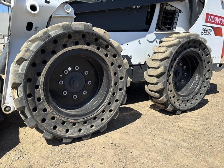2018-bobcat-s570-image-14