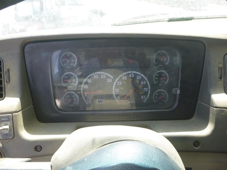 2009-sterling-lt9500-image-17