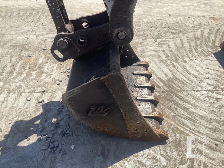 2016-takeuchi-tb260-image-12