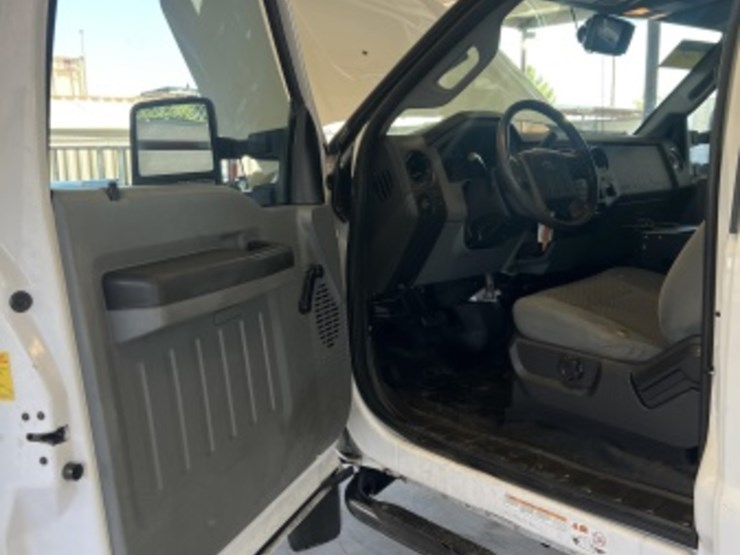 2013-ford-f550-image-24