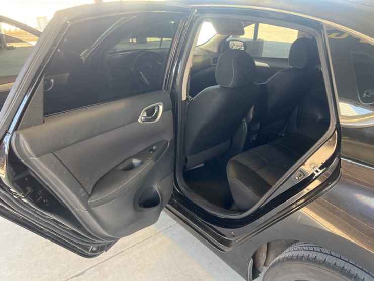 2014-nissan-sentra-sc-sdn-image-25