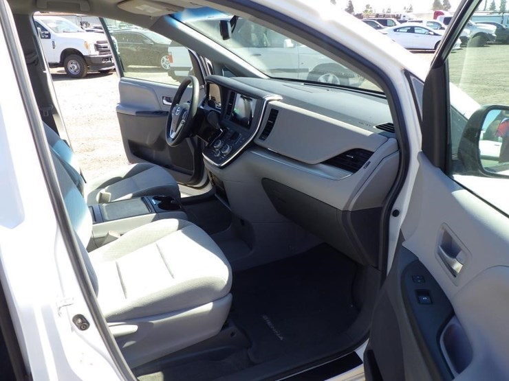 2018-toyota-sienna-image-6