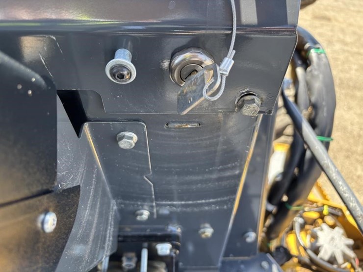 2021-deere-210l-image-34