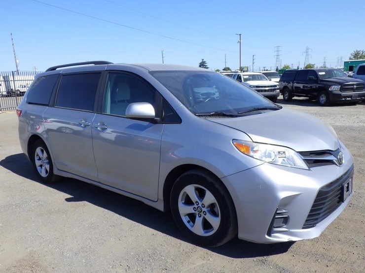 2018-toyota-sienna-image-2