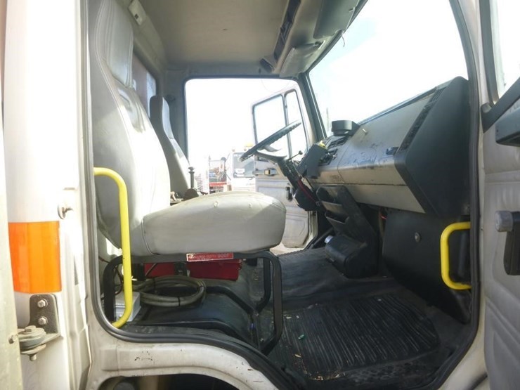 2001-freightliner-fl70-image-13