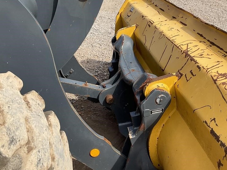2019-deere-344l-image-10