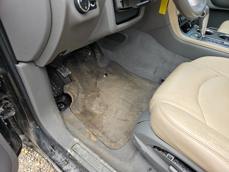2011-chevrolet-traverse-image-21