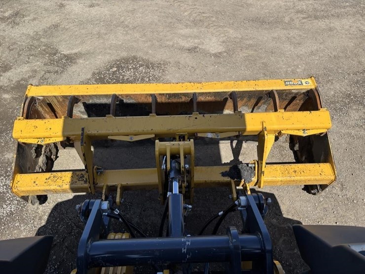 2021-deere-210l-image-37