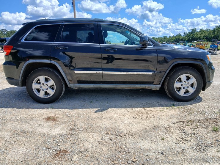 2011-jeep-grand-cherokee-image-8