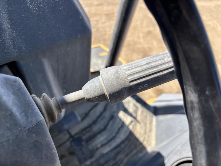 2020-deere-410l-image-40