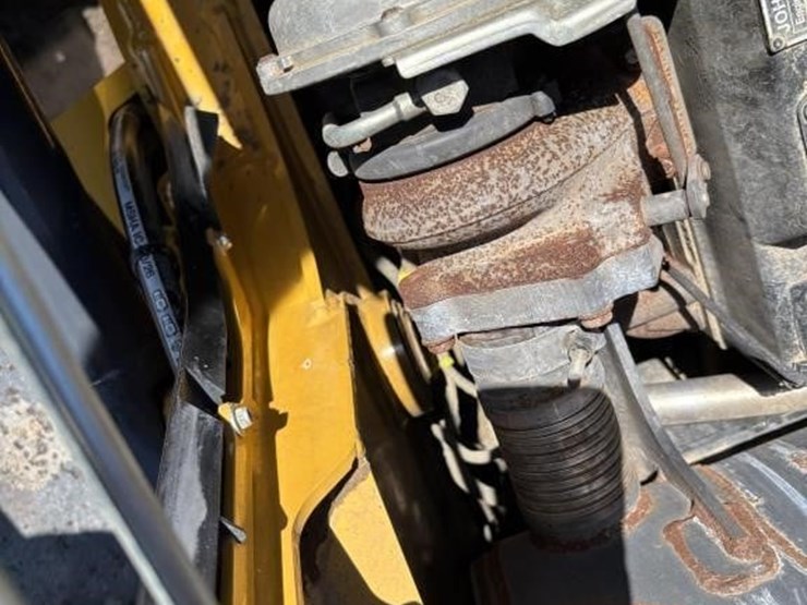 2021-deere-210l-image-43