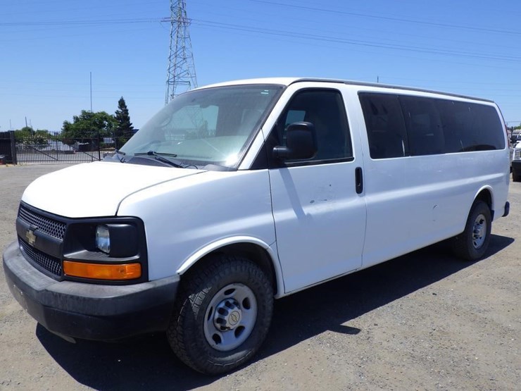 2013-chevrolet-express-3500-image-2
