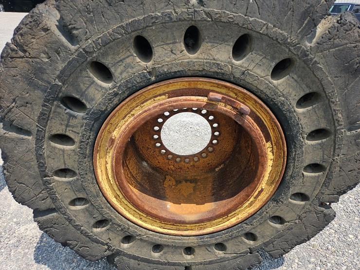 #18788-•-solid-loader-tires-image-10