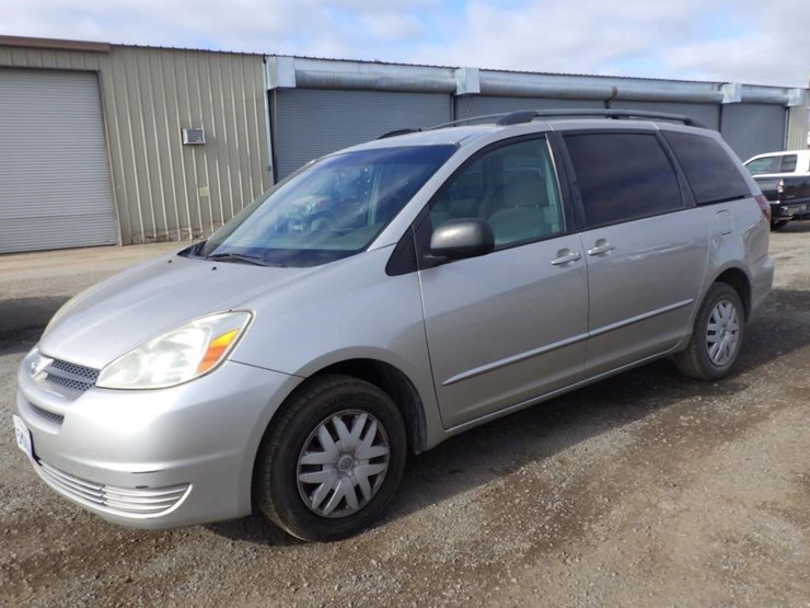 2005-toyota-sienna-image-1