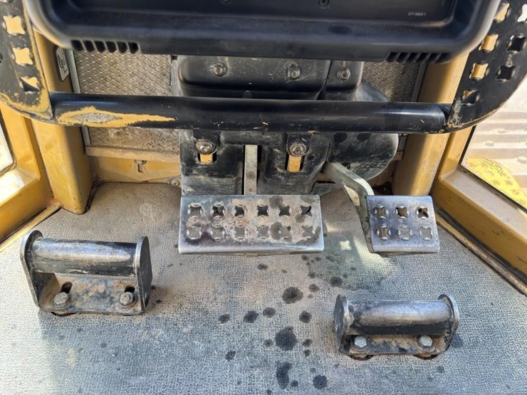 2006-caterpillar-d6n-image-35