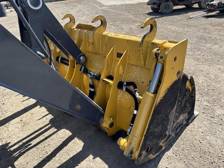 2021-deere-210l-image-11