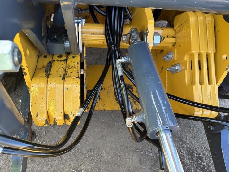 2019-deere-210l-image-22