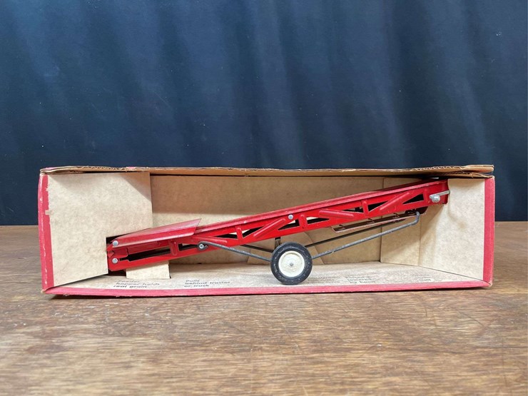 1/16-ih-tru-scale-bale-elevator-nib-ertl-image-1