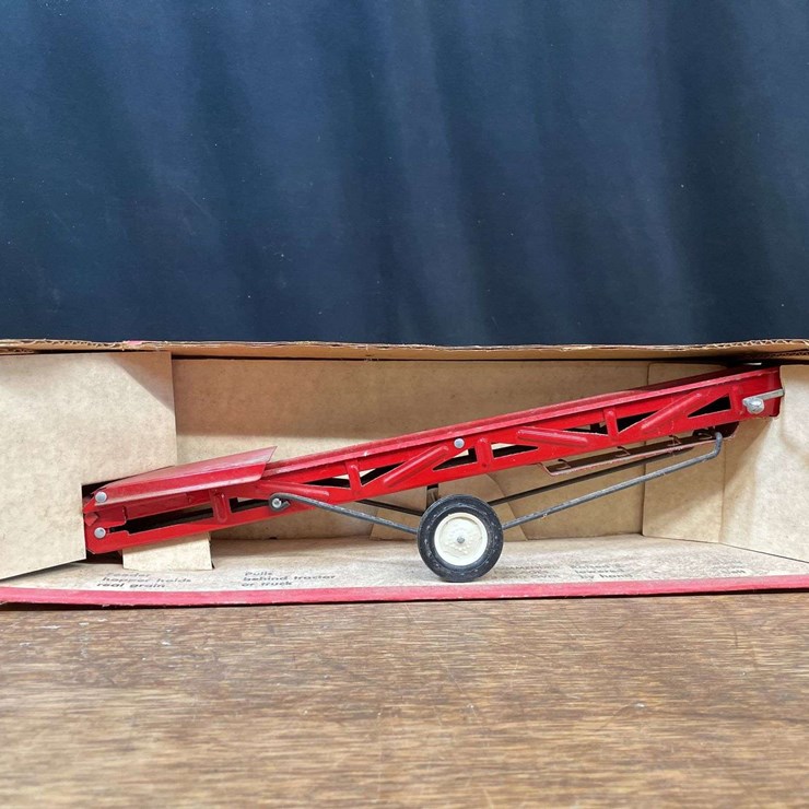 1/16 IH Tru-Scale Bale Elevator NIB Ertl